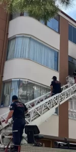 Menteşe’de 3 Katlı Binada Yangın: Mahsur Kalan Kadın Kurtarıldı