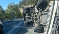 Seydikemer Karabel Rampasında Kamyon Devrildi: Fren Patladı, Kamyon Devrildi ve Şoför Yaralandı