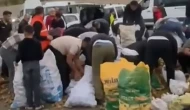 Arızalanan Kamyonetin Sürücüsü Patatesleri Ücretsiz Dağıttı