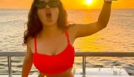 Salma Hayek 59. Yaşını Kırmızı Bikinili Tekne Pozuyla Kutladı: “Hâlâ Dans Ediyorum”