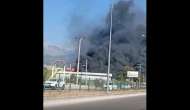 Seydikemer’de Kereste Deposunda Yangın: Helikopterli Müdahale ile Alevler Kontrol Altına Alınmaya Çalışılıyor