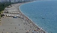 Okullar Açıldı, Konyaaltı Sahili Boşaldı: Yerli Tatilciler Gitti, Turistler Kaldı