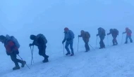 Ağrı Dağı’nda Kar ve Fırtına Etkili Oldu: Zirve Tırmanışında Zorlu Anlar