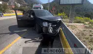 Ölüdeniz Yolunda Korkutan Kaza: Savrulan Araç Bariyerlere Çarptı