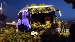 Erzincan'da Yolcu Otobüsü Aydınlatma Direğine Çarptı, Yaralılar Var