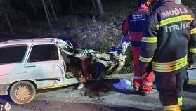 Menteşe'de Alkollü Sürücü Direğe Çarptı: 1'i Ağır, 2 Yaralı