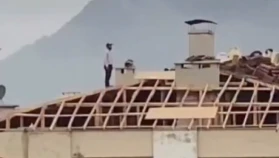 Marmaris’te İnşaat İşçisinden 10 Kasım’da Çatıda Saygı Duruşu