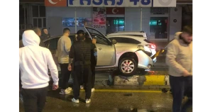 Fethiye’de Trafik Kazası: Araç Refüje Çarptı