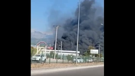 Seydikemer’de Kereste Deposunda Yangın: Helikopterli Müdahale ile Alevler Kontrol Altına Alınmaya Çalışılıyor