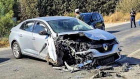 Bodrum'da Kafa Kafaya Trafik Kazası: 3 Kişi Yaralandı, 2’si Araçta Sıkıştı