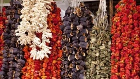 Menteşe’de Askıda Kurutulan Sebzeler Yurt Dışında İlgi Görüyor: Geleneksel Yöntemle Üretim, Modern Taleple Buluştu