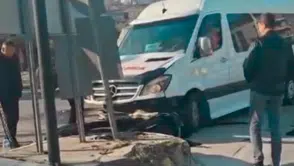 Milas Fuar Alanı Kavşağında Yolcu Minibüsü Refüje Çıktı!