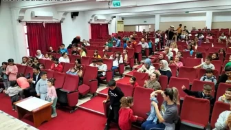 Köyceğiz'de minikler tiyatro gösterisi ile keyifli vakit geçirdi