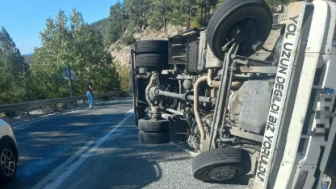 Seydikemer Karabel Rampasında Kamyon Devrildi: Fren Patladı, Kamyon Devrildi ve Şoför Yaralandı