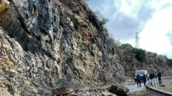 Fethiye Faralya Yolu Taş Düşmesi Nedeniyle Ulaşıma Kapandı