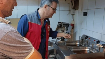 Ortaca’da Gıda Denetiminde Skandal: Bone ve Eldivensiz Denetim Görüntüleri Tepki Çekti