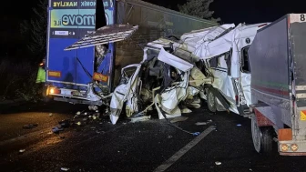 Mersin Tarsus’ta Tarım İşçilerini Taşıyan Minibüs Tıra Çarptı: 3 Ölü, 16 Yaralı