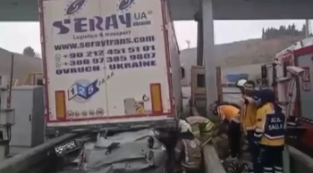 Pendik’te Feci Kaza: Otomobil TIR’ın Altına Girdi, Yaralılar Var