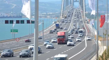İstanbul-İzmir Otoyolu ve Osmangazi Köprüsü'nde Tatilcilerin Bayram Dönüşü Hareketliliği: Akıcı Yoğunluk Sürüyor