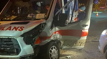 Antalya'da Ambulans ile Otomobil Çarpıştı: 9 Kişi Yaralandı