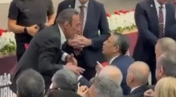 Son Dakika: CHP kurultayında kavga Çıktı! Özgür Özel, Berhan Şimşek birbirine girdi