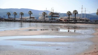 Akyaka’da Deniz 12 Metre Çekildi: Sahilde Şaşırtan Görüntüler