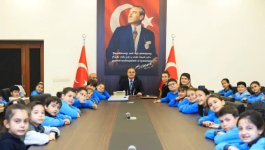 Vali Akbıyık'tan Çocuklara Sürpriz: O Sorulara Tek Tek Cevap Verdi!