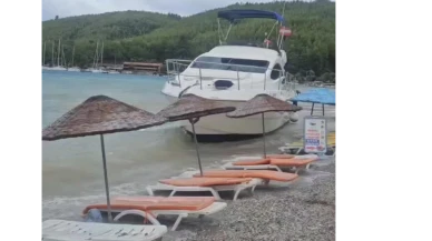 Akbük’te Yat Karaya Oturdu: Kuvvetli Lodos Etkili Oldu