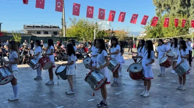 Toparlar’da Cumhuriyetin 102 Yılı Kutlandı İlkokul ve Ortaokul Öğrencileri Ortak Program Hazırladı