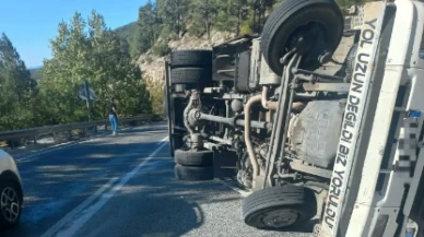 Seydikemer Karabel Rampasında Kamyon Devrildi: Fren Patladı, Kamyon Devrildi ve Şoför Yaralandı