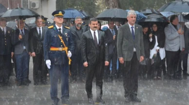 Doluya Rağmen Saygı Duruşu! Kaymakam Mert Kumcu Alkış Topladı