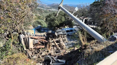 Bodrum Gürece’de Hafriyat Kamyonu Şarampole Devrildi! Sürücü Sıkıştığı Yerden Kurtarıldı