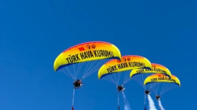 Fethiye’de Cumhuriyet Coşkusuna Paramotor Gösterisi Damga Vurdu