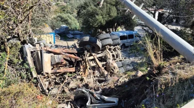 Bodrum Gürece’de Hafriyat Kamyonu Şarampole Devrildi! Sürücü Sıkıştığı Yerden Kurtarıldı