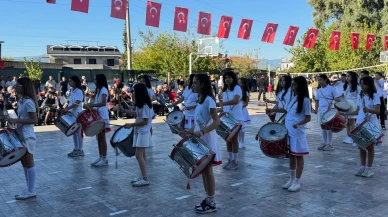 Toparlar’da Cumhuriyetin 102 Yılı Kutlandı İlkokul ve Ortaokul Öğrencileri Ortak Program Hazırladı
