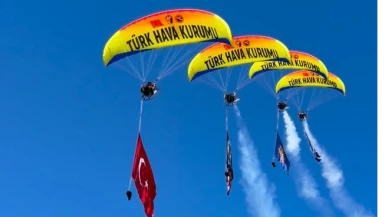 Fethiye’de Cumhuriyet Coşkusuna Paramotor Gösterisi Damga Vurdu