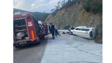 Fethiye İnlice Yolunda Kaza: Minibüs Takla Attı, Sürücü Ayağı Sıkışmış Halde Kurtarıldı
