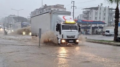 Milas’ta Sağanak Yağış Sokakları Göle Çevirdi: Altyapı Tepkisi