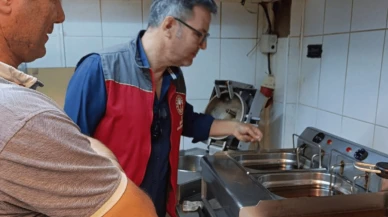 Ortaca’da Gıda Denetiminde Skandal: Bone ve Eldivensiz Denetim Görüntüleri Tepki Çekti