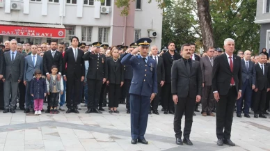 Köyceğiz Kaymakamlığı’ndan 10 Kasım Töreni: Hükümet Konağı Önünde Saygı Duruşu