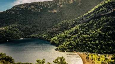 Sarsala Koyu: Mavinin ve Yeşilin Buluştuğu Doğa Harikası