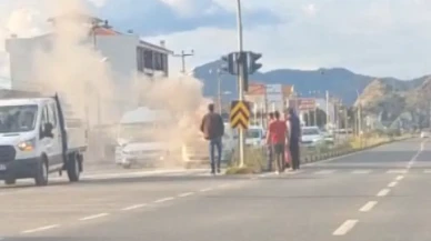 Ortaca Yerbelen’de Araç Yangını: Işıklarda Alev Alan Araç Panik Yarattı