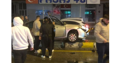Fethiye’de Trafik Kazası: Araç Refüje Çarptı