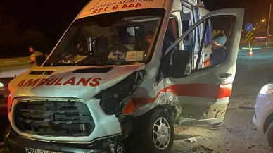 Antalya'da Ambulans ile Otomobil Çarpıştı: 9 Kişi Yaralandı