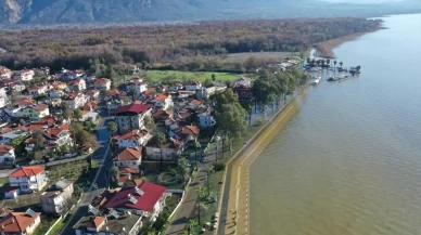 Köyceğiz'de Sağanak Sel: Dereler Taşarken Göl'ün Rengini Değiştirdi