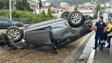 Maltepe’de Yağmur Kazayı Beraberinde Getirdi: Otomobil Direğe Çarpıp Ters Döndü