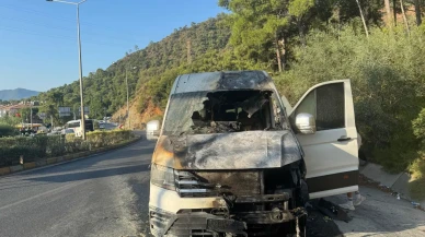 Marmaris’te Turistleri Taşıyan Minibüs Alev Aldı: Şoförün Soğukkanlılığı Facia Önledi