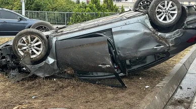 Maltepe’de Yağmur Kazayı Beraberinde Getirdi: Otomobil Direğe Çarpıp Ters Döndü