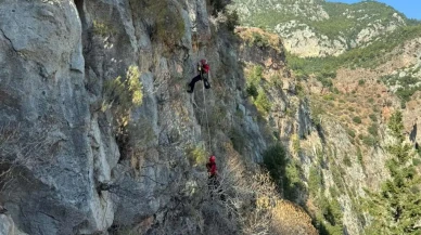 Fethiye’de Kayalıklarda Mahsur Kalan Alman Turist JAK Ekibi Tarafından Kurtarıldı