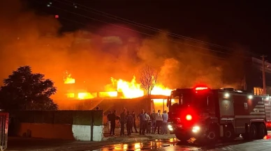 İzmir Gaziemir’de Mobilya Fabrikasında Yangın: 2.5 Saatte Kontrol Altına Alındı, Büyük Hasar Oluştu